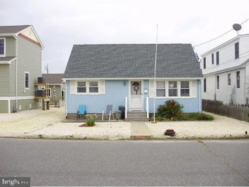 272 N 10th St, Surf City, NJ 08008