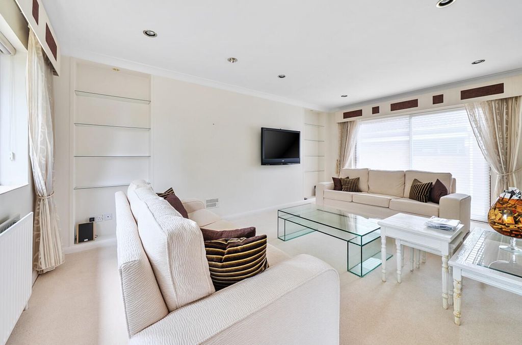 Additional image 2 of 3 bed detached bungalow for saleMaryrose Way, Whetstone N20