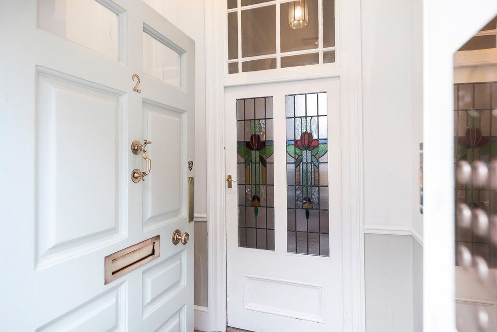 2 bed flat for saleRussell Street, Bath BA1 photo 2