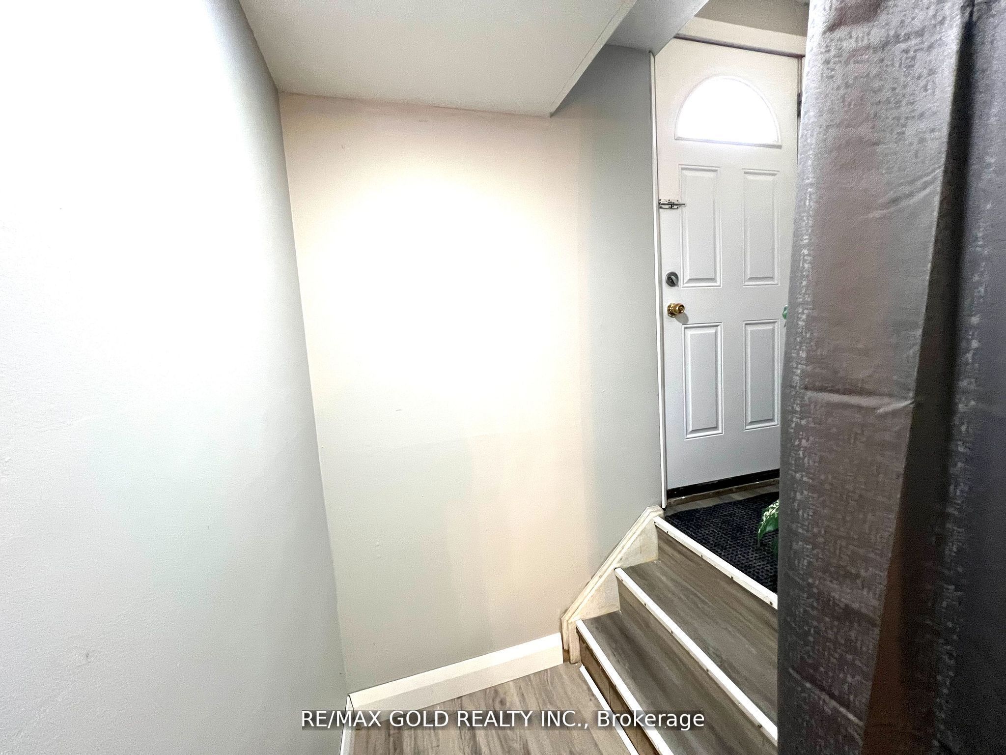 Lower-156 Mooregate Crescent, Kitchener, ON, N2M 2G1 photo 4