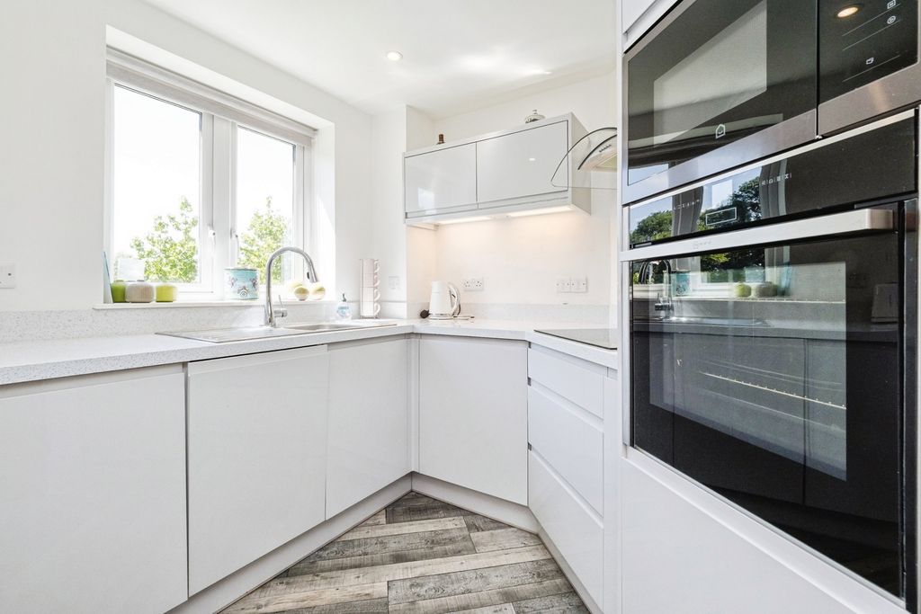 Additional image 6 of 2 bed flat for saleWhite Hart Lane, Romford RM7