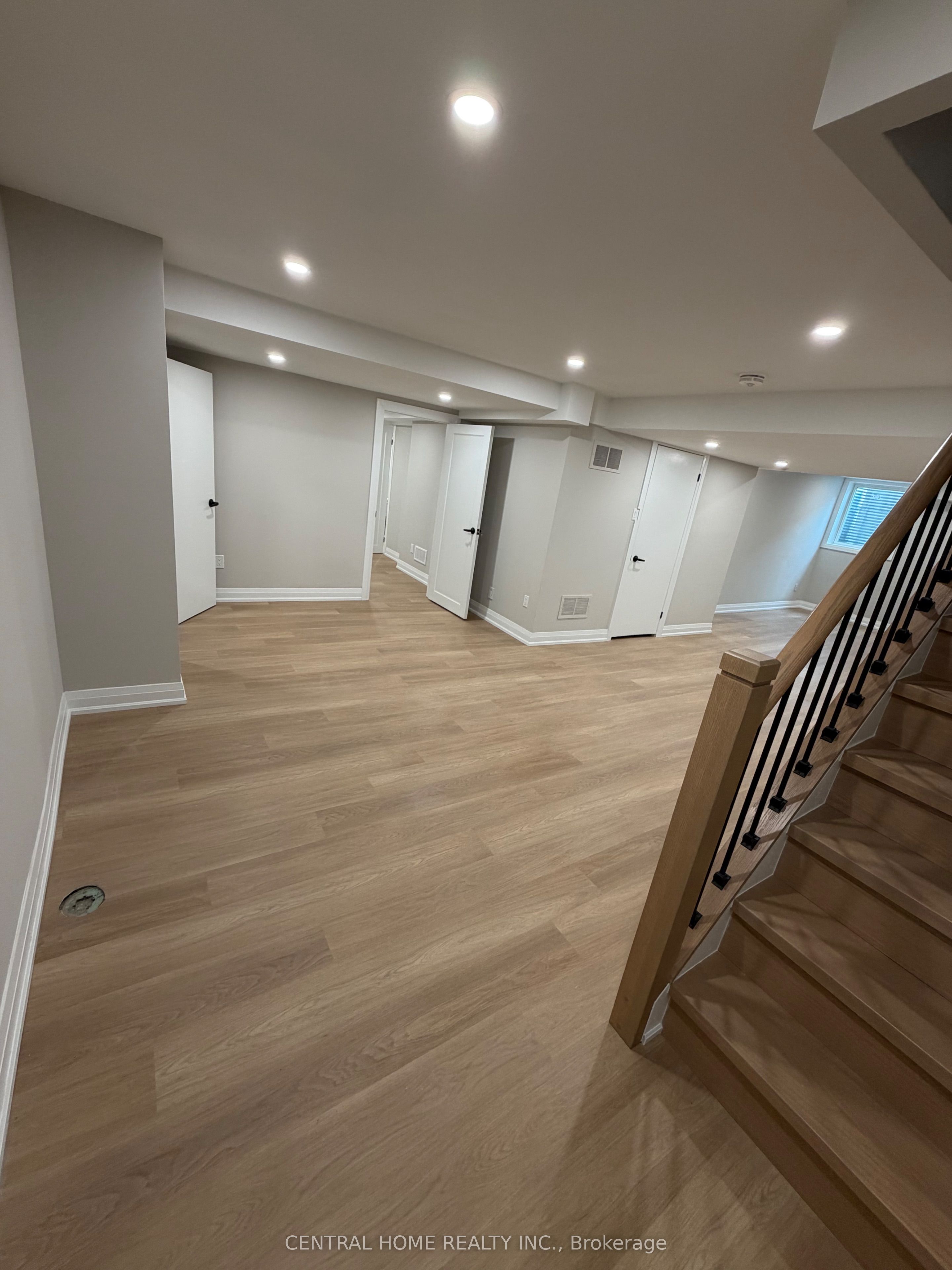 BSMT - 229 Spring Gate Boulevard, Vaughan, ON, L4J 3G3 photo 2