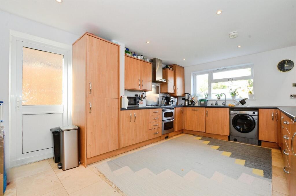 Chesterton Avenue, Harpenden photo 2