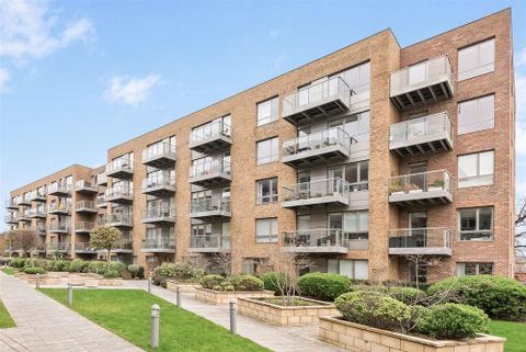 Hamlet Court, Smithfield Square, Hornsey N8