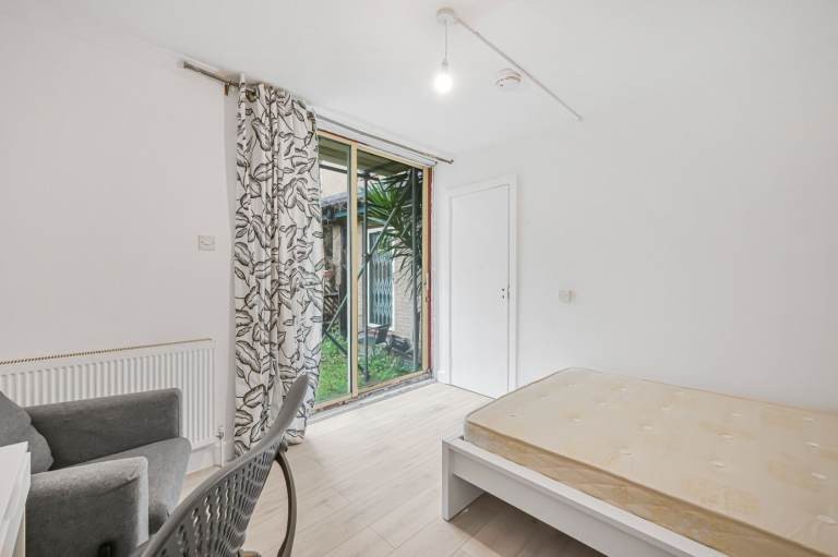 Room in a Shared House, Cape Yard, E1W, N1 7GU photo 4