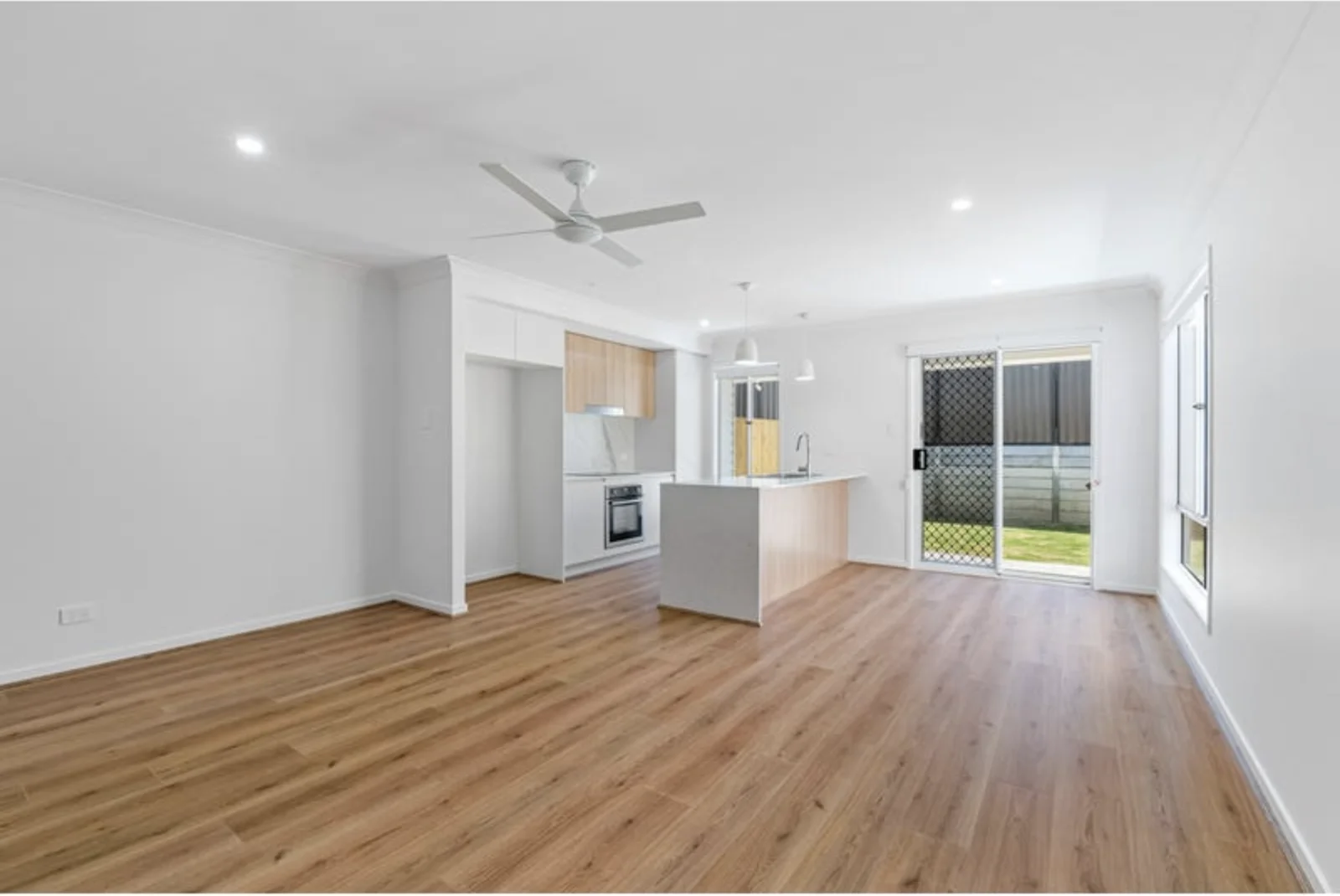 10 Waterway Crescent, Hillcrest QLD 4118 photo 2