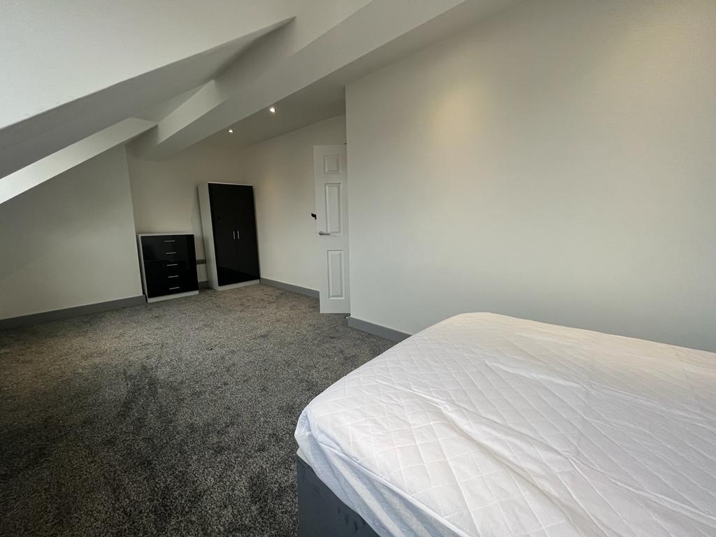 1 Bed Flat, Harehills Avenue, LS8, N1 7GU photo 4