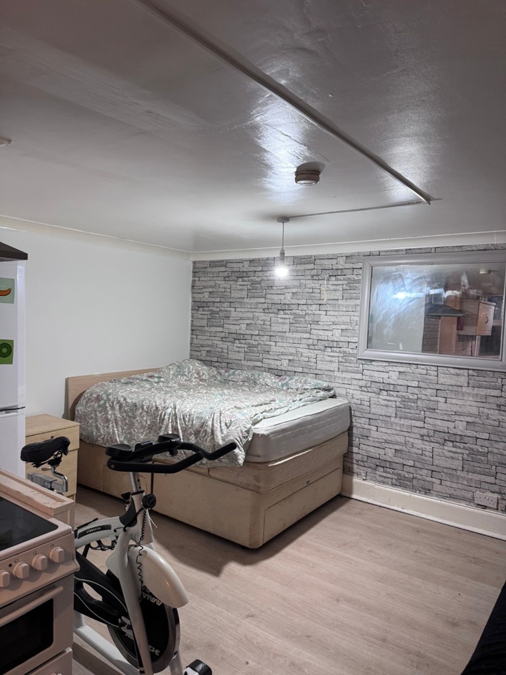 Studio Flat, Basement Studio, LS12, N1 7GU photo 2