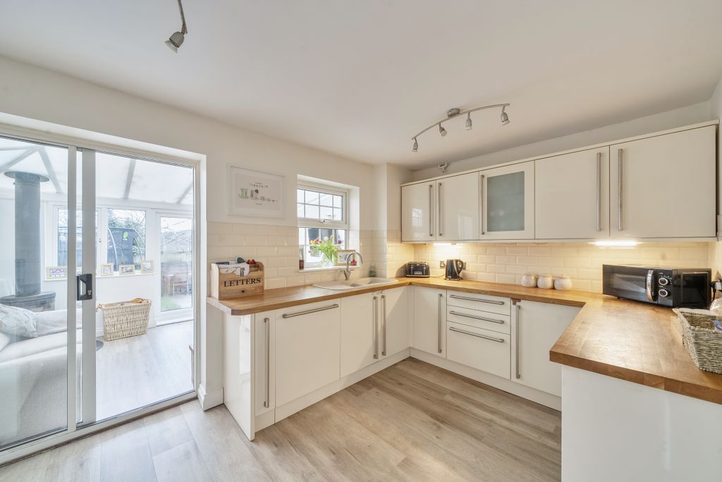 3 bed semi-detached house for saleWinlaw Close, Shaw, Swindon SN5