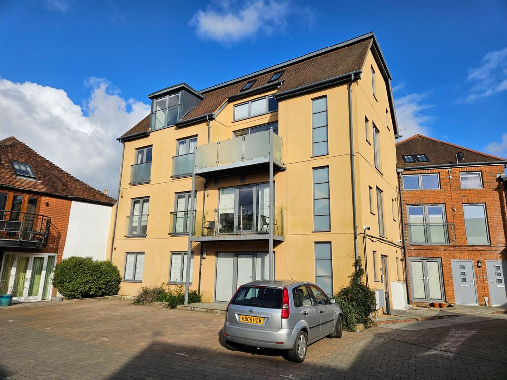 2 bed flat for saleBrown Street, Salisbury, Wiltshire SP1