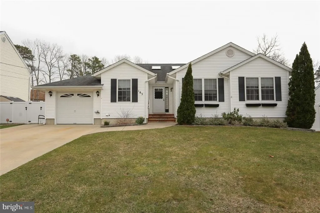 185 Atlantis Avenue, Manahawkin, NJ 08050