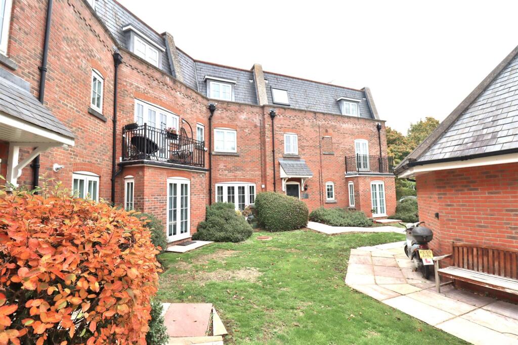 Red Lion Court, Great North Road, Hatfield