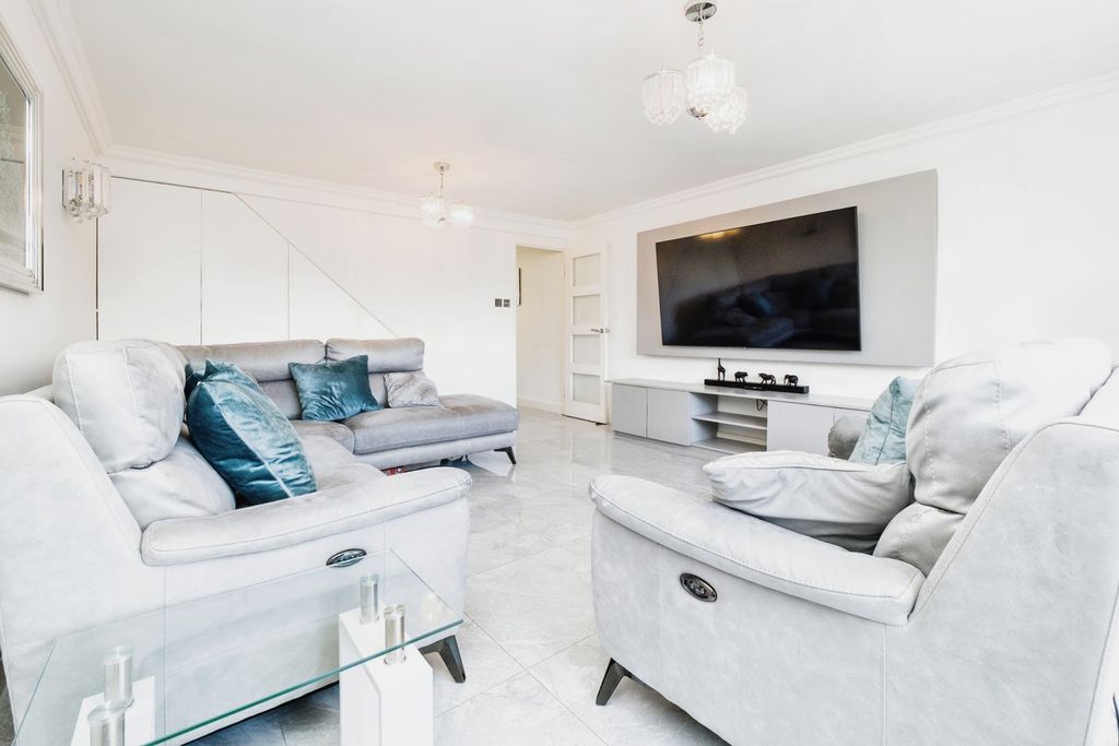 4 bed terraced house for saleNeave Crescent, Romford RM3 photo 4