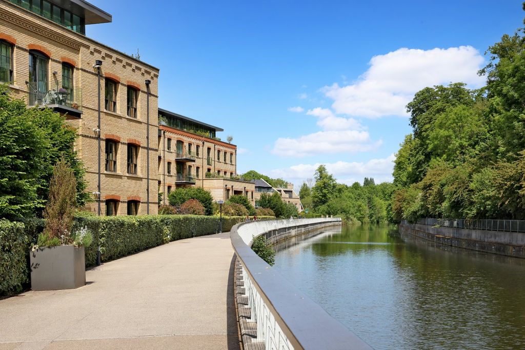 2 bed flat for saleGlen Island, Taplow, Buckinghamshire SL6