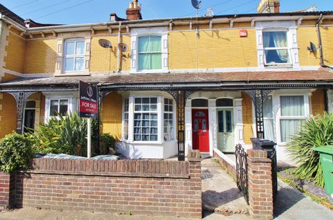 Laburnum Grove, North End PO2