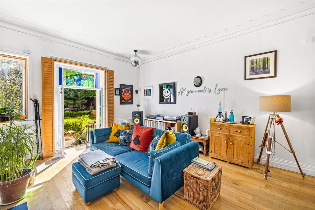 2 bed flat for saleMontpelier Crescent, Brighton, East Sussex BN1 photo 2