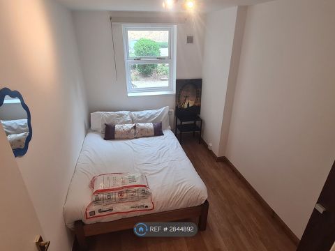 De Vere Court, London E5, Room to rent