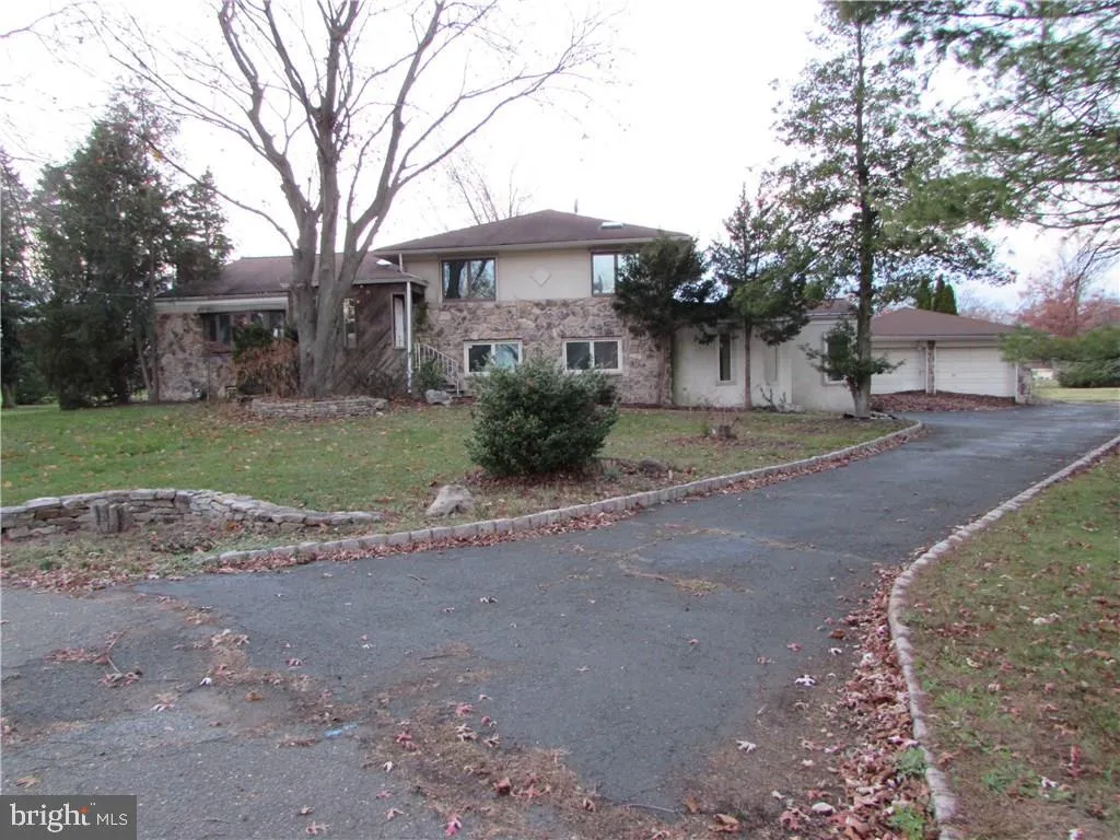 16 Twin Oaks Drive, Edison, NJ 08820
