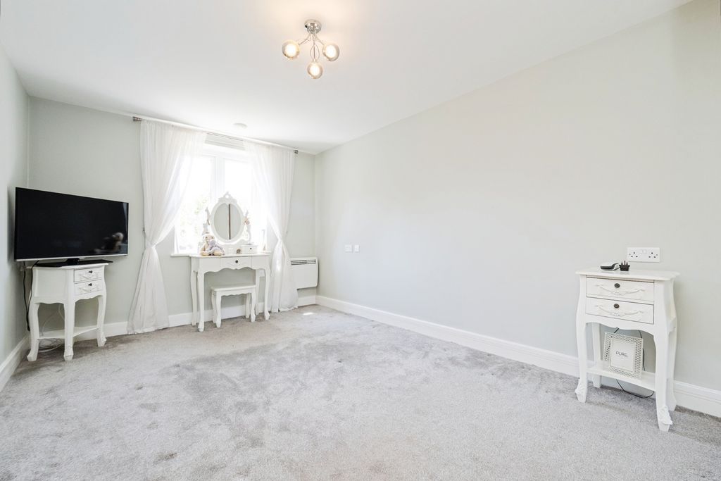 Additional image 5 of 2 bed flat for saleWhite Hart Lane, Romford RM7