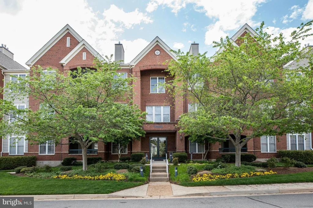 13890 Chelmsford Drive Unit B304, Gainesville, VA 20155