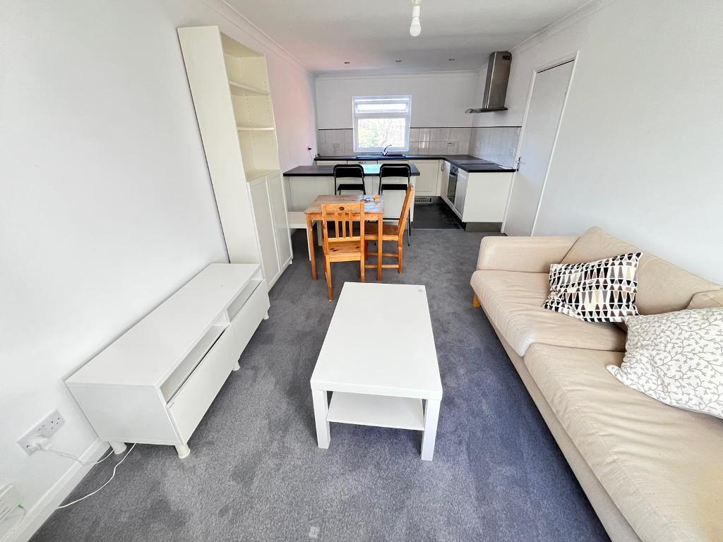 105 Wentworth Road, Harborne, Birmingham, B17 9SU photo 2