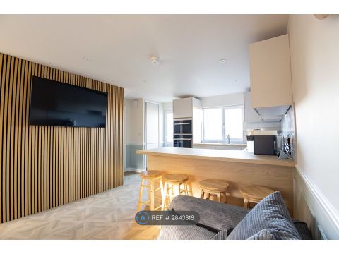High St, Bath BA2, Room to rent