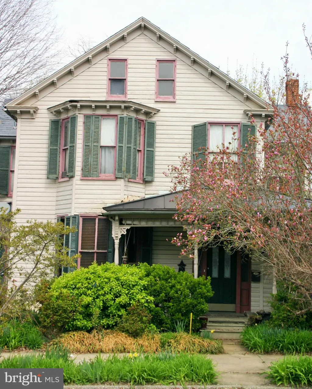320 Washington Street E, Charles Town, WV 25414