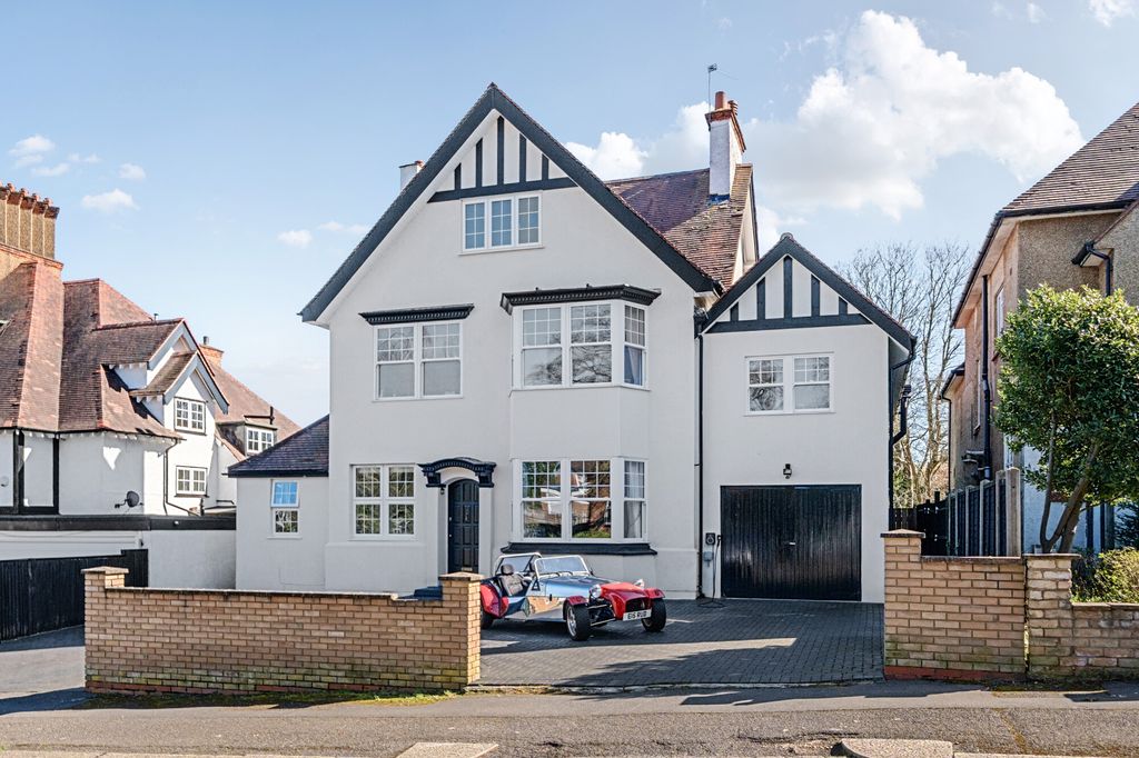 6 bed detached house for saleLyonsdown Avenue, New Barnet EN5