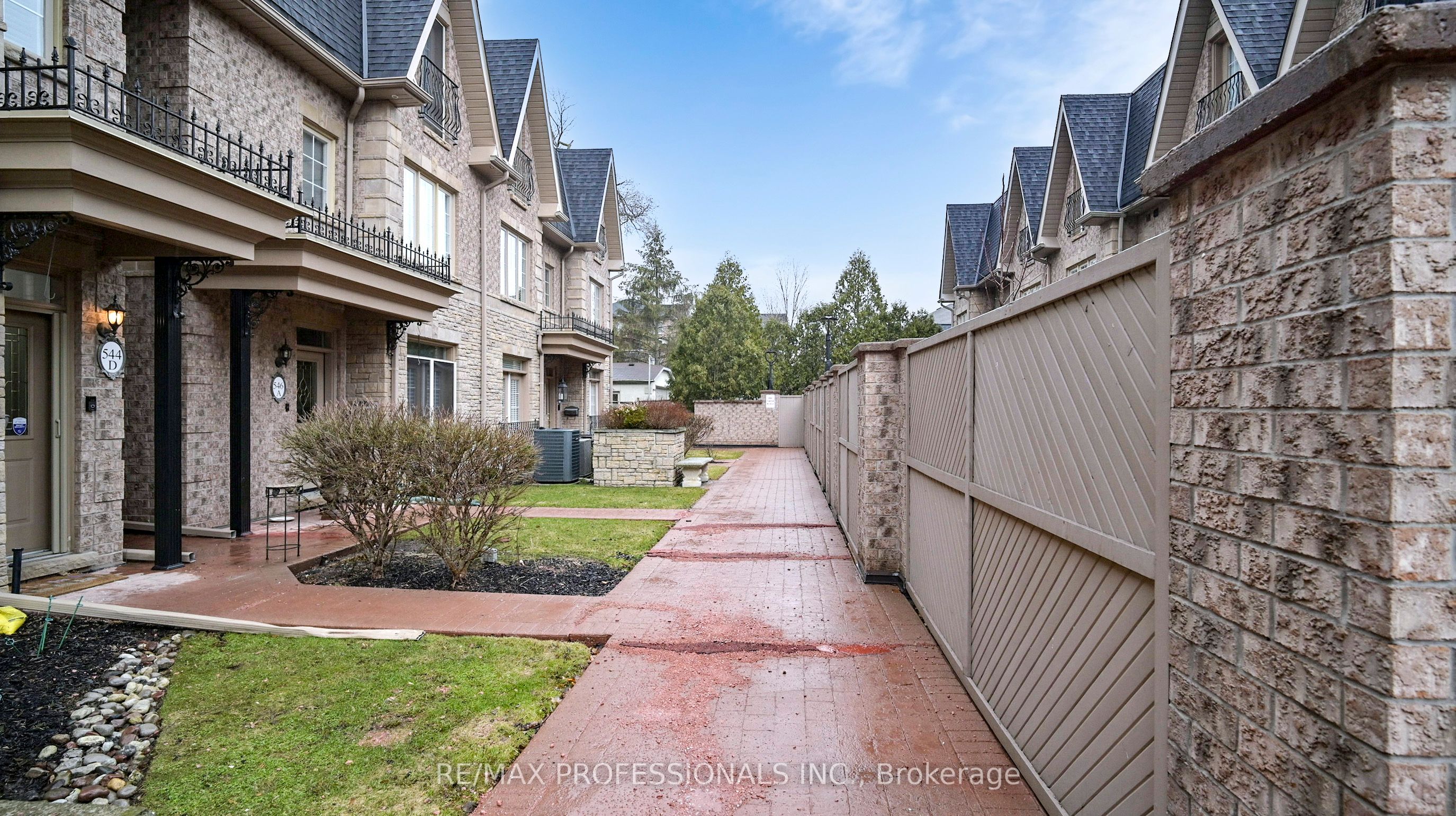Additional image 3 of 544D Scarlett Road, Toronto, ON, M9P 2S2