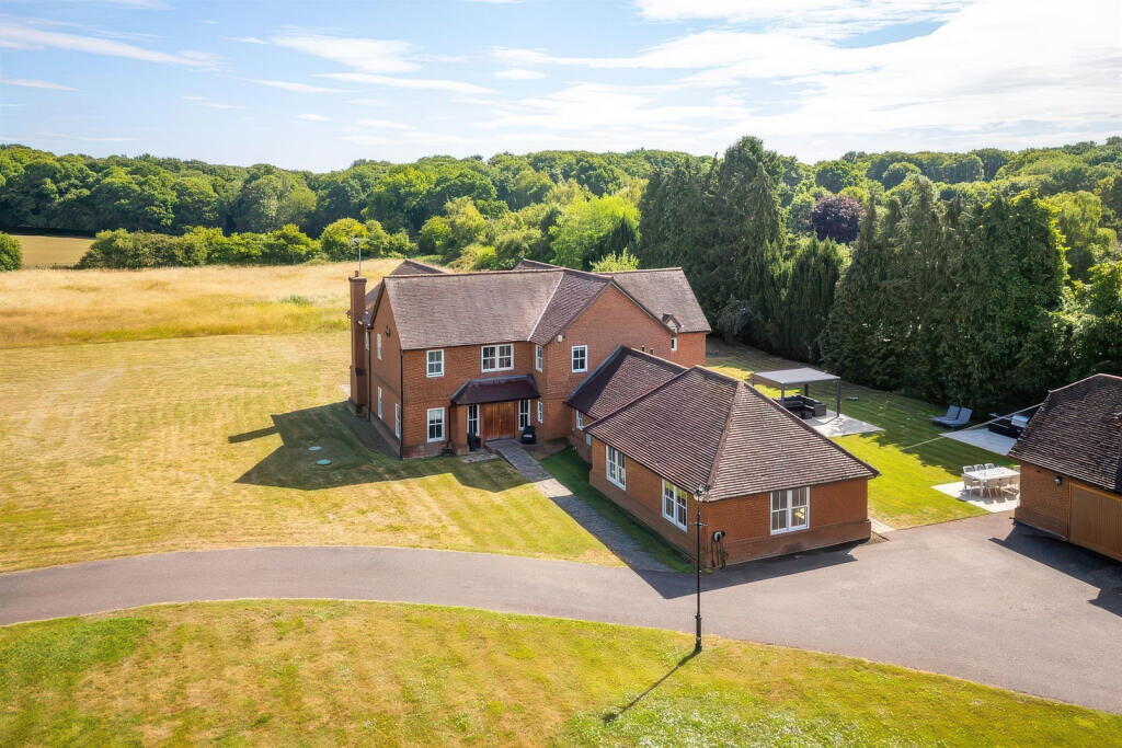 Pottersheath Road, Welwyn, AL6 9SY
