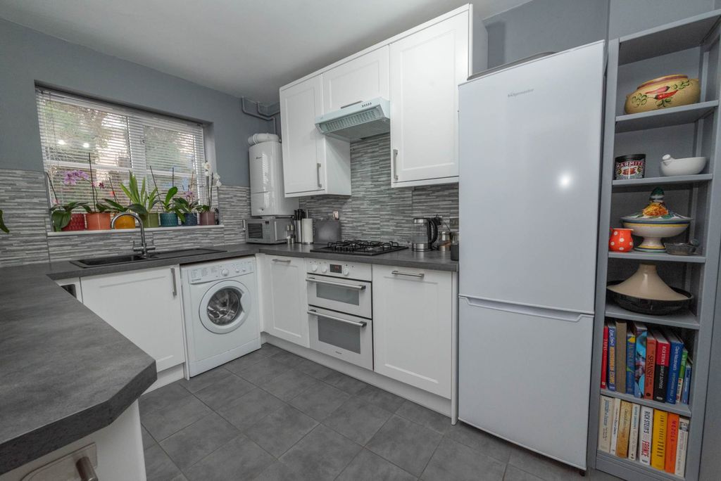 3 bed terraced house for saleAshdown Fields, Chartham CT4 photo 3