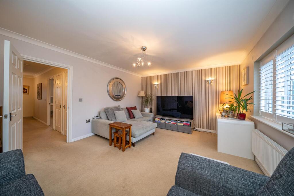 Kennedy Close, London Colney photo 4