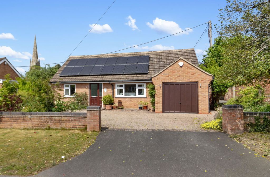 2 bed bungalow for saleMinge Lane, Upton-Upon-Severn, Worcester WR8