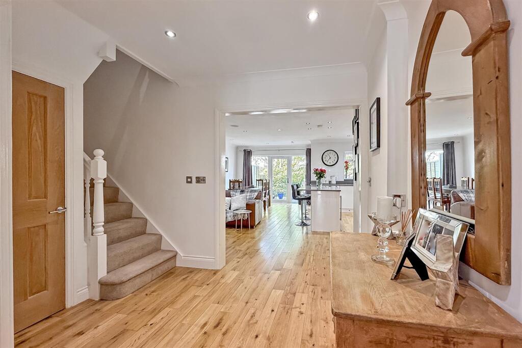Mount Drive, Park Street, St. Albans photo 4