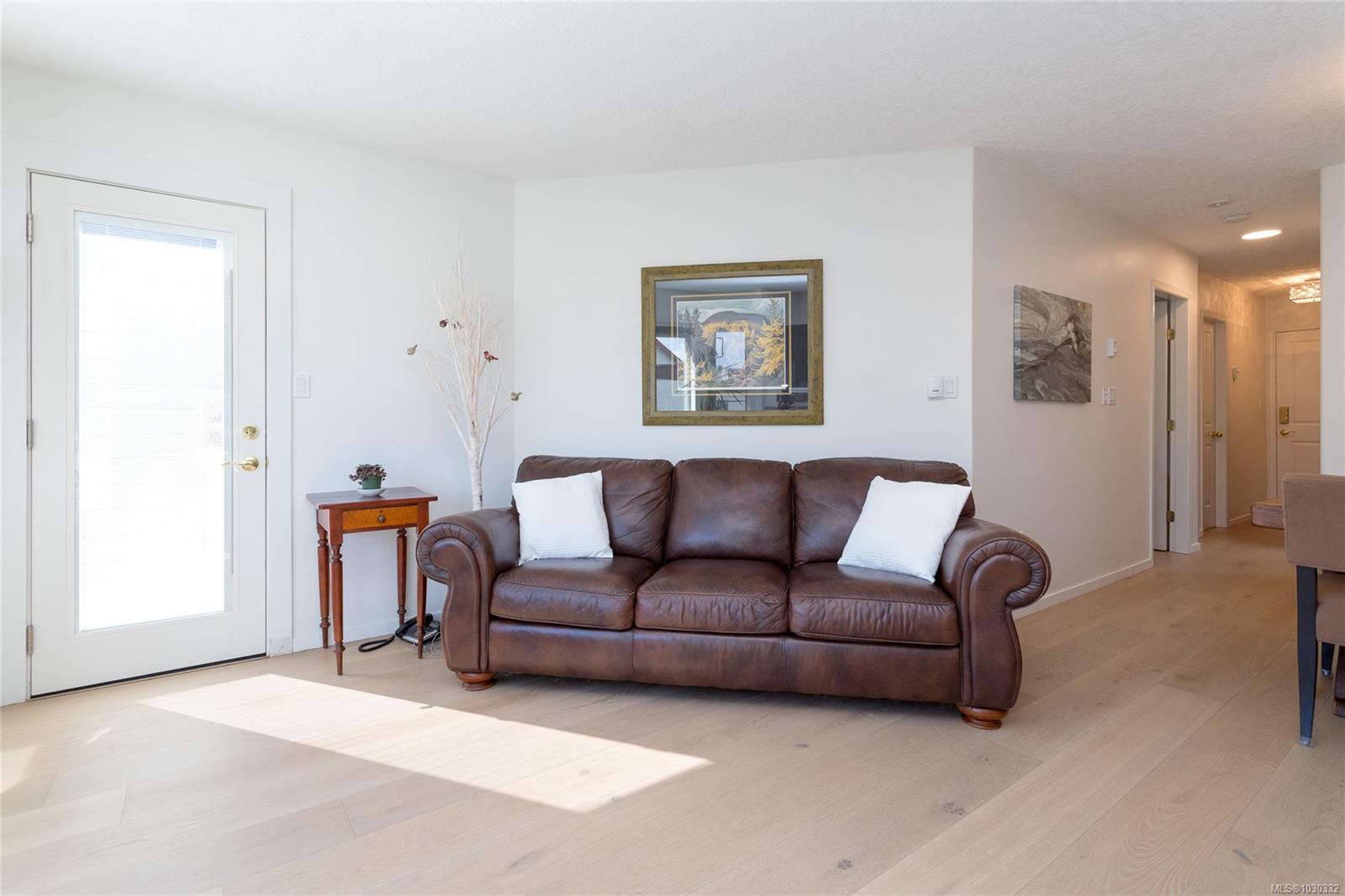 204-9725 Fourth Street, Sidney, BC, V8L 2Y8 photo 5