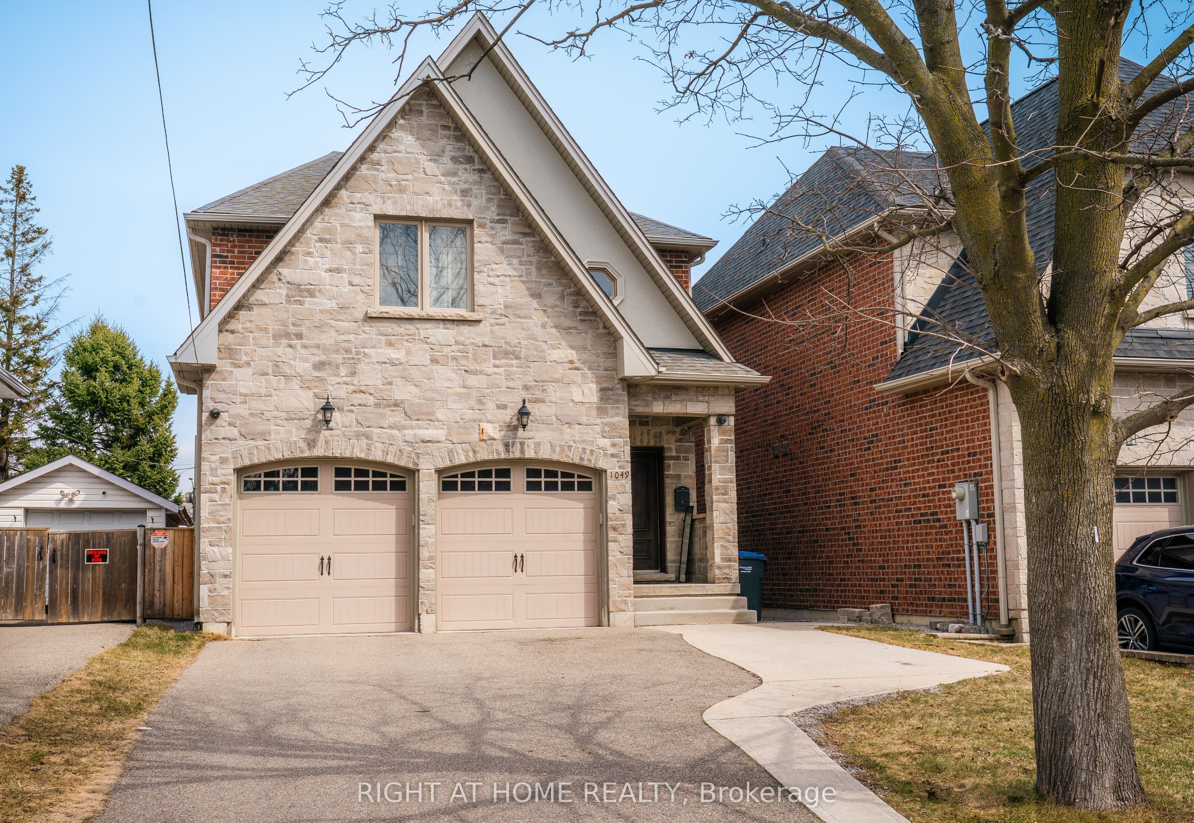 1049 Greaves Avenue, Mississauga, ON, L5E 3G1