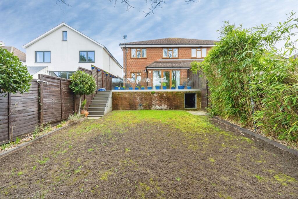 Mount Drive, Park Street, St. Albans photo 4