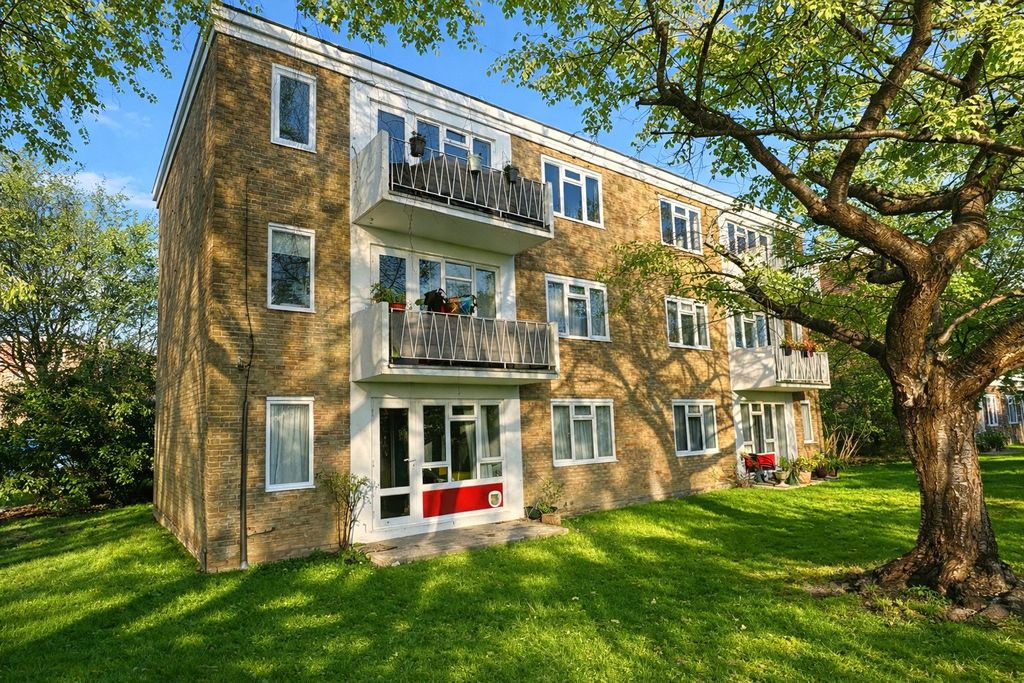 2 bed flat for saleSunningdale Court, Jupps Lane, Goring-By-Sea, Worthing BN12