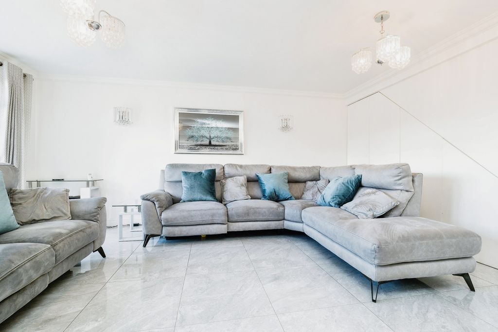 4 bed terraced house for saleNeave Crescent, Romford RM3 photo 3