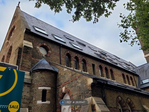 St. Michael's Court, London E14