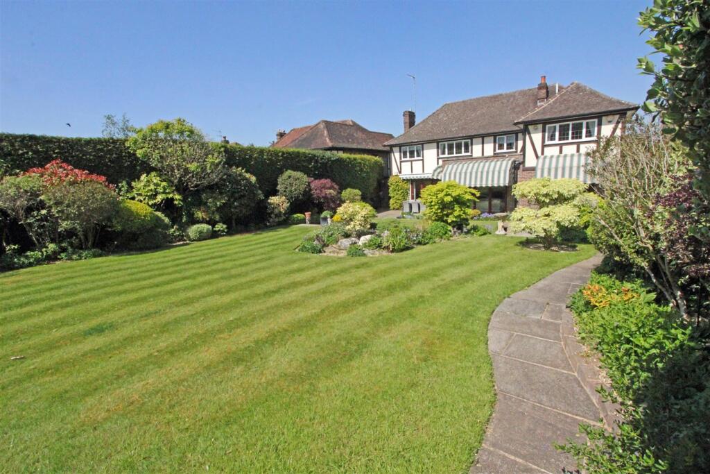 Brookmans Avenue, Brookmans Park