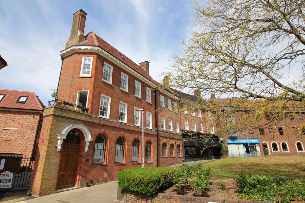 Salisbury Square, Hatfield, AL9