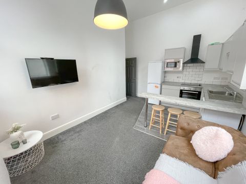 Holmes Street L8, Room to rent