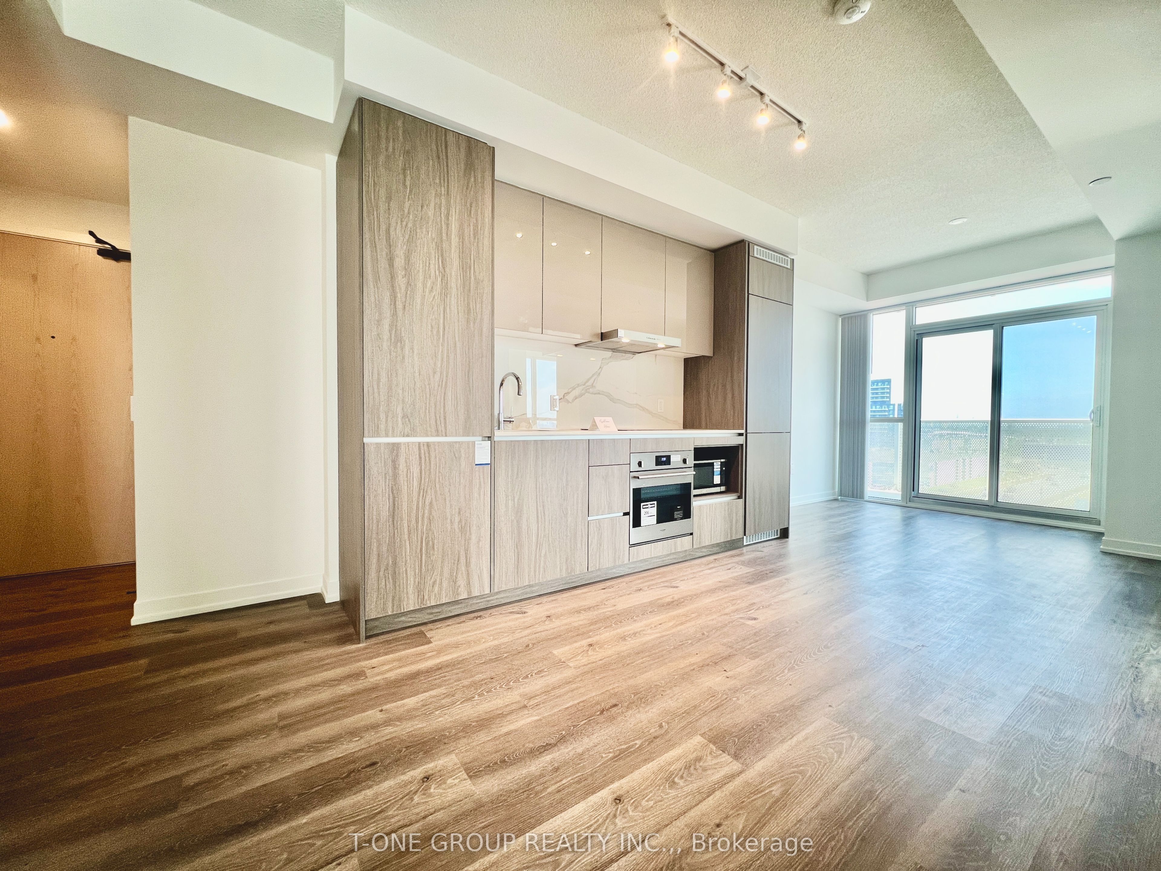 812-28 Interchange Way, Vaughan, ON, L4K 0P8 photo 4