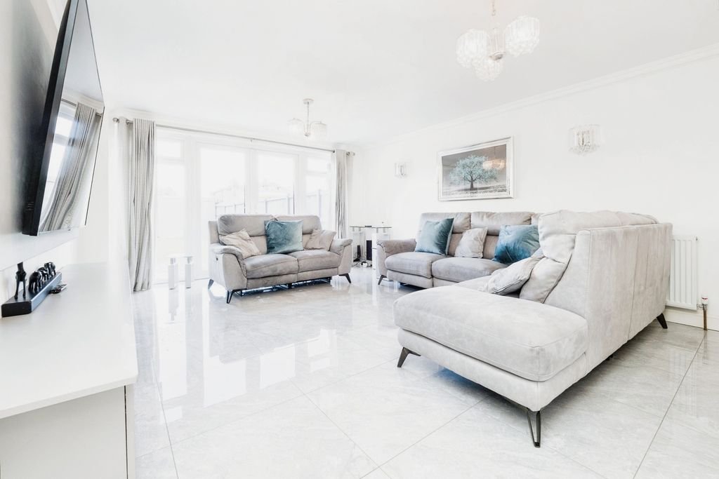 4 bed terraced house for saleNeave Crescent, Romford RM3 photo 2