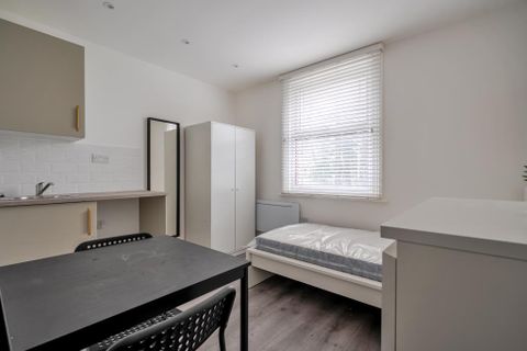 Kings Road, Reading RG1, Studio to rent