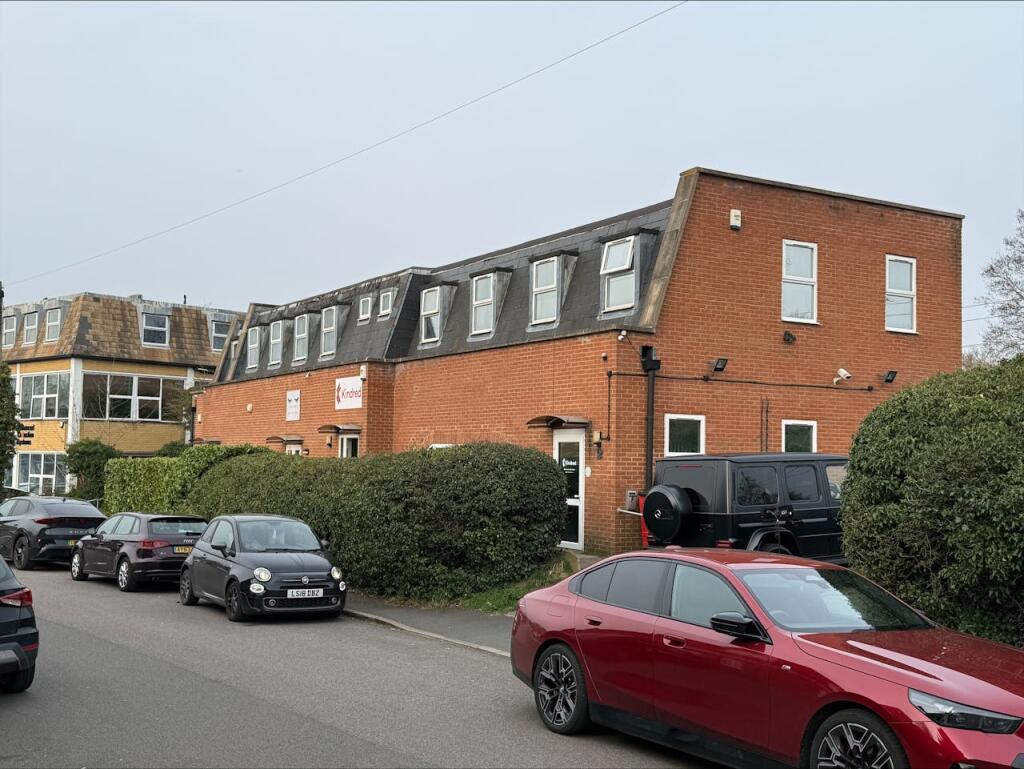 122 Great North Road, Hatfield, AL9 5JN