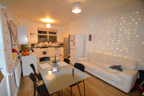 Belgrave Avenue, Manchester M14, Room to rent