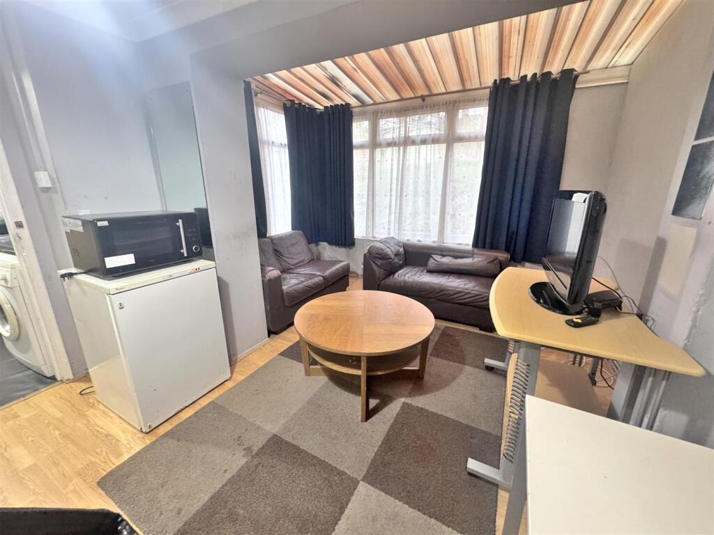 Furzen Crescent, Hatfield photo 3