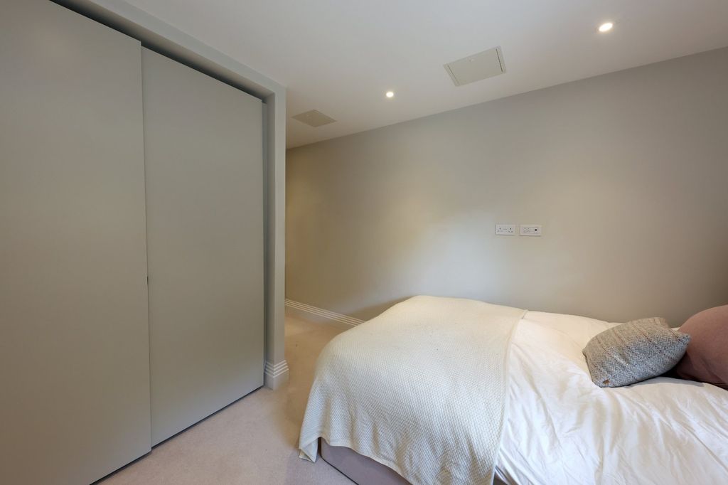 Additional image 12 of 2 bed flat for saleGlen Island, Taplow, Buckinghamshire SL6